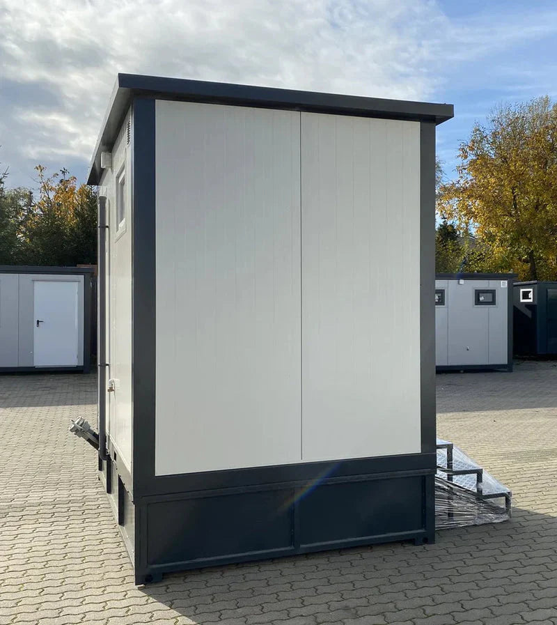 Doppelter Sanitärcontainer mit weißem Abwassertank
