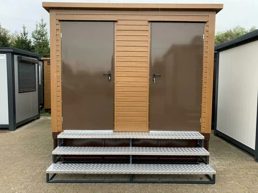 Doppelter Sanitärcontainer mit Abwassertank