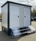 Doppelter Sanitärcontainer mit weißem Abwassertank