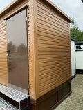 Doppelter Sanitärcontainer mit Abwassertank