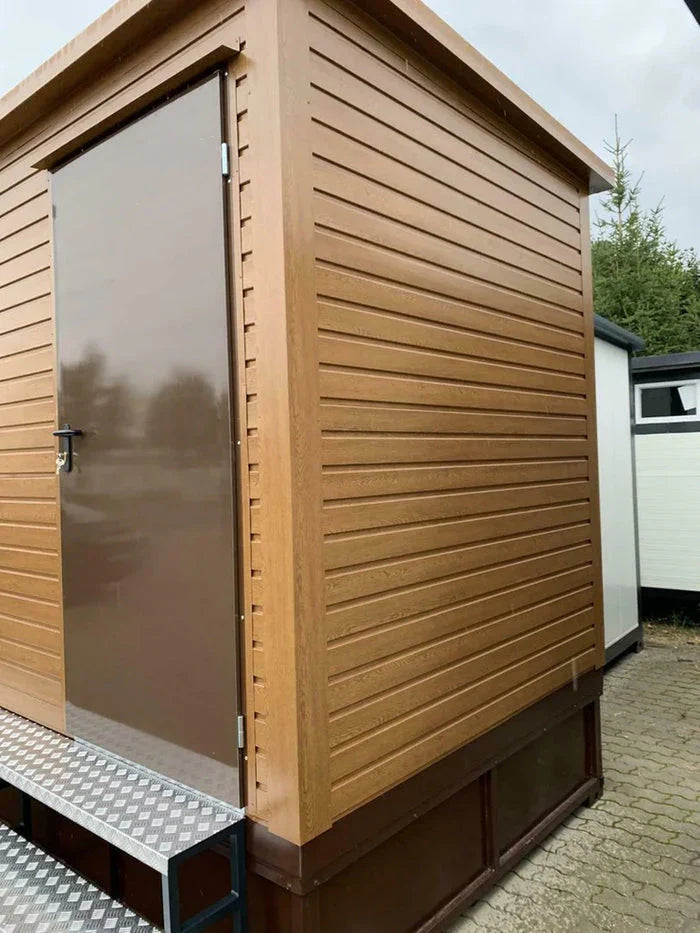 Doppelter Sanitärcontainer mit Abwassertank
