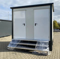 Doppelter Sanitärcontainer mit weißem Abwassertank