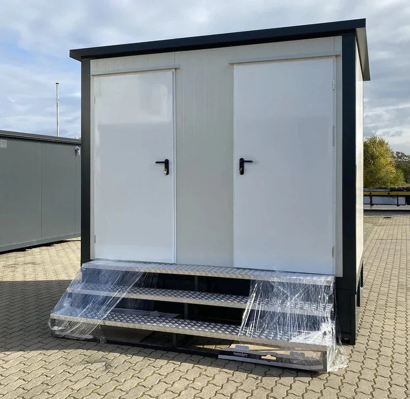 Doppelter Sanitärcontainer mit weißem Abwassertank
