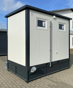 Doppelter Sanitärcontainer mit weißem Abwassertank