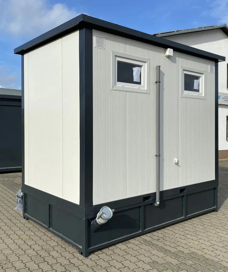 Doppelter Sanitärcontainer mit weißem Abwassertank