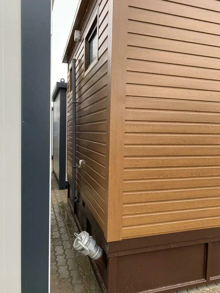 Doppelter Sanitärcontainer mit Abwassertank